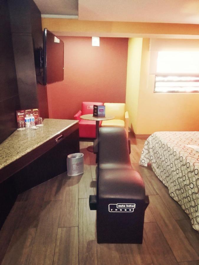 Hotel del amor Auto Rosso