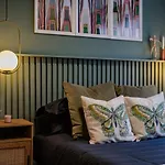 Newton Chic Condo Stylish And Cozy