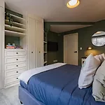 Newton Chic Condo Stylish And Cozy