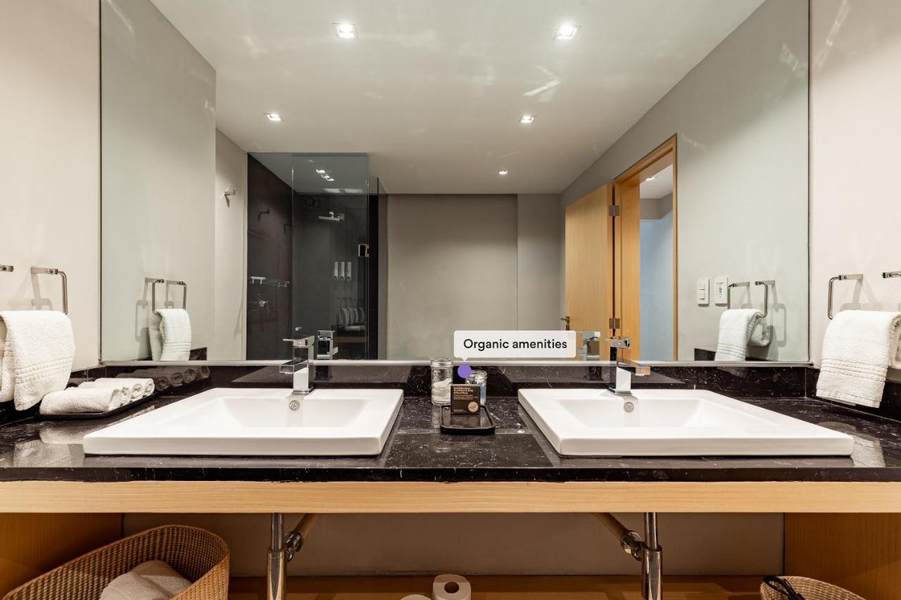 Executive Luxurious 2 Bedroom Condominium Apartment *