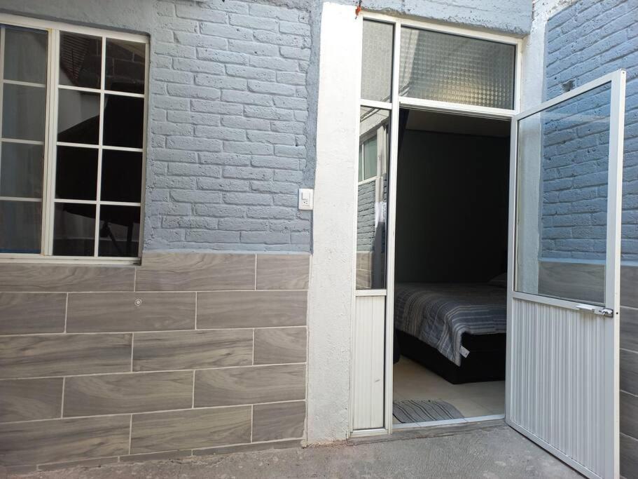 Bonito depto con patio y oficina a 7 minutos caminando AICM Apartamento *