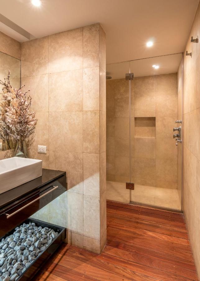 Grand Cinema & Jacuzzi *