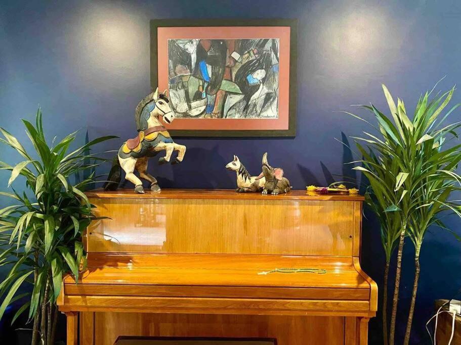 Luxurious Mid Century Modern Folk Art Casa de férias