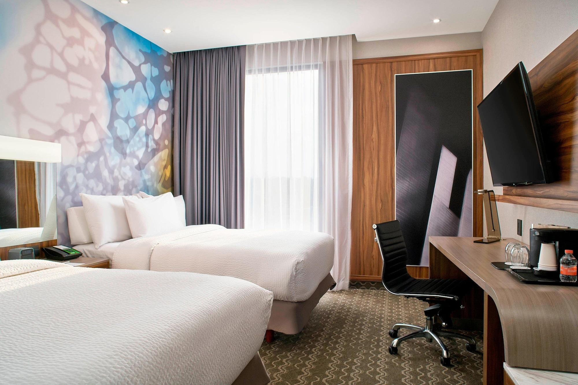 Hotel Courtyard By Marriott Mexico Toreo 4*