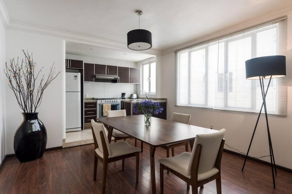 Apartamento Condesa 7 Stylish 2 Bedroom, 1 Bathroom Accentuating Expansive Interiors