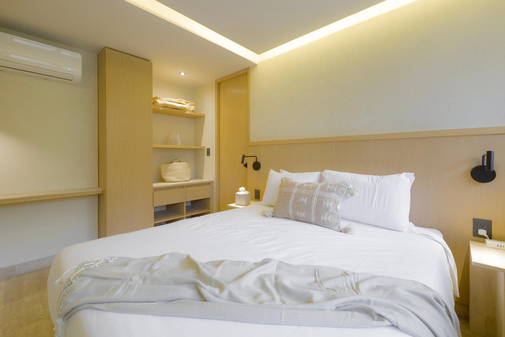 Capitalia - Luxury - Aristoteles *