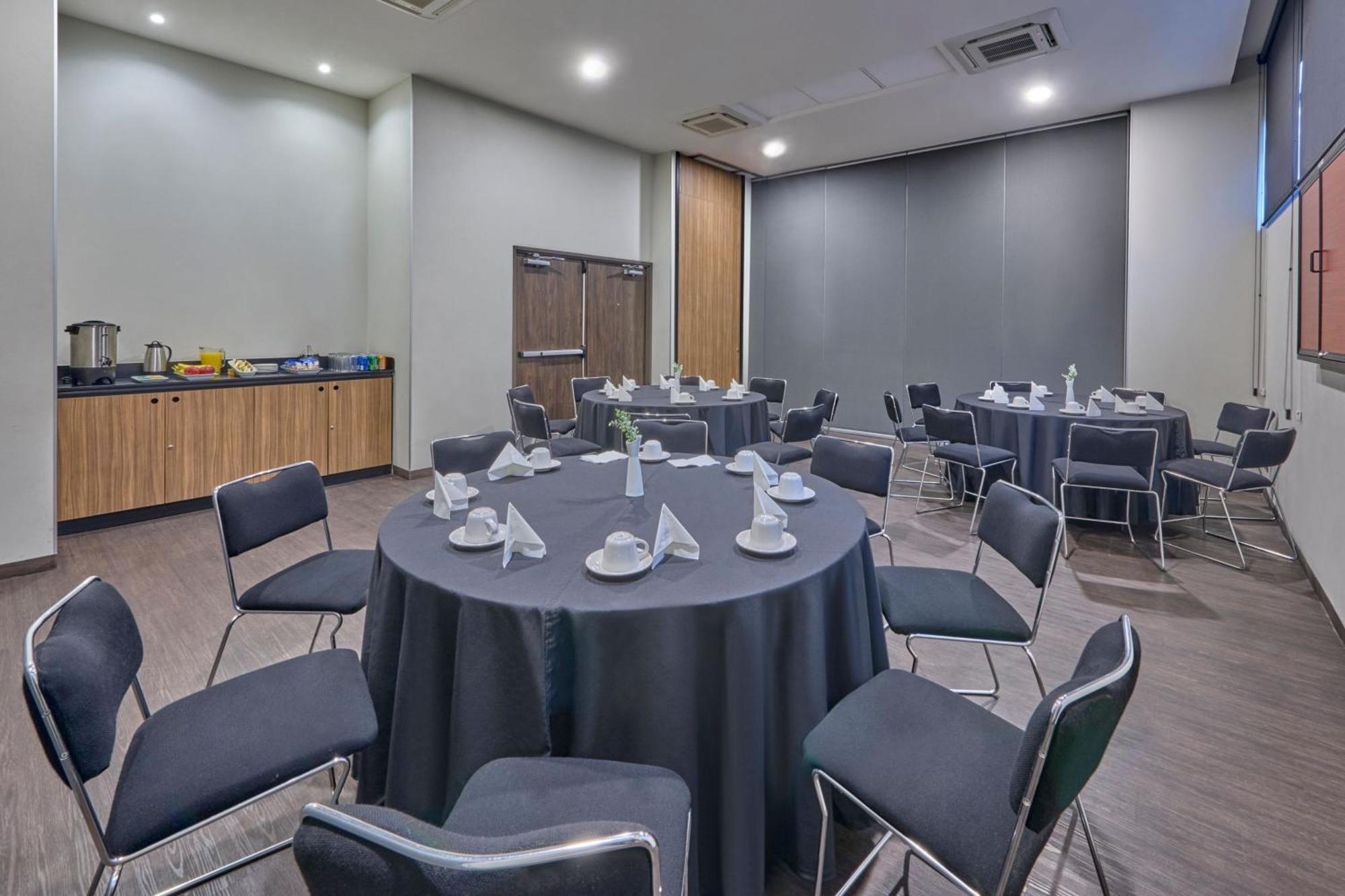 Express By Marriott Ciudad De La Hotel