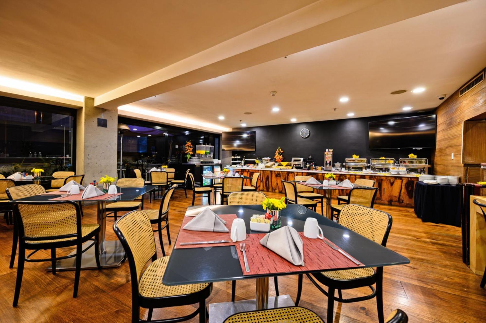 Hotel Campos Eliseos