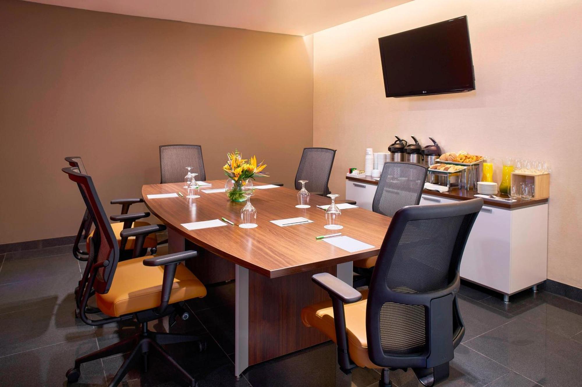Courtyard By Marriott Mexico Airport 4*