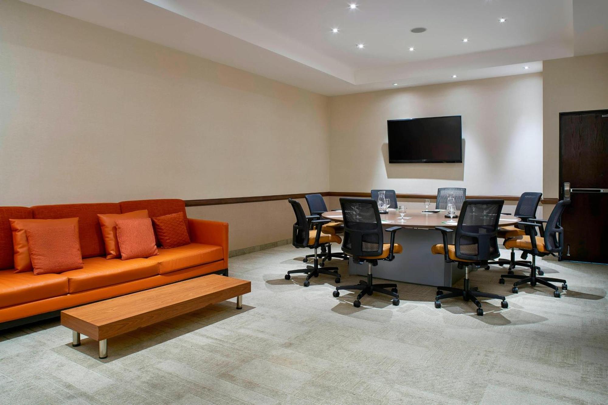 Courtyard By Marriott Mexico Airport 4*