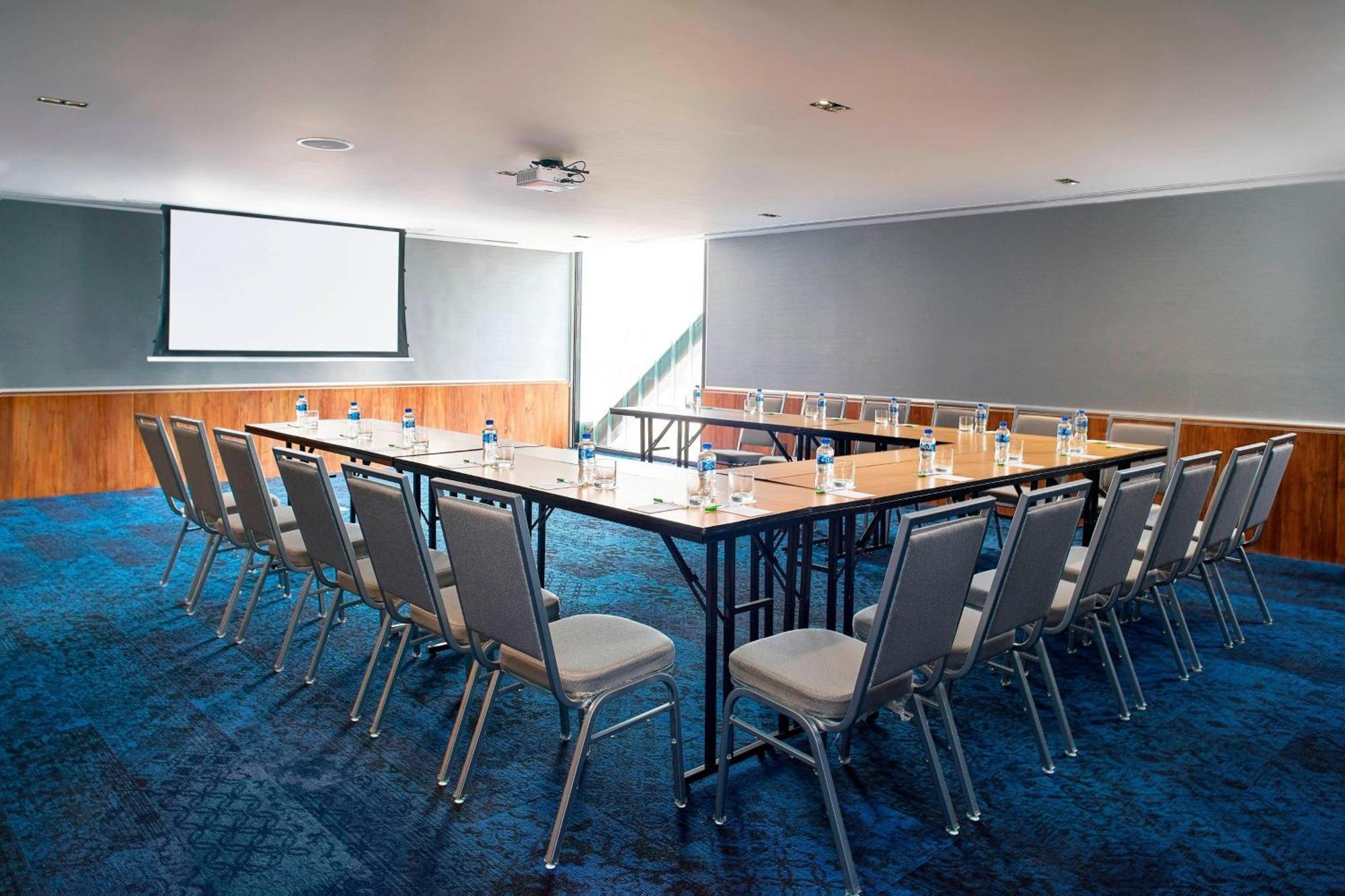 Courtyard By Marriott Mexico Toreo 4*