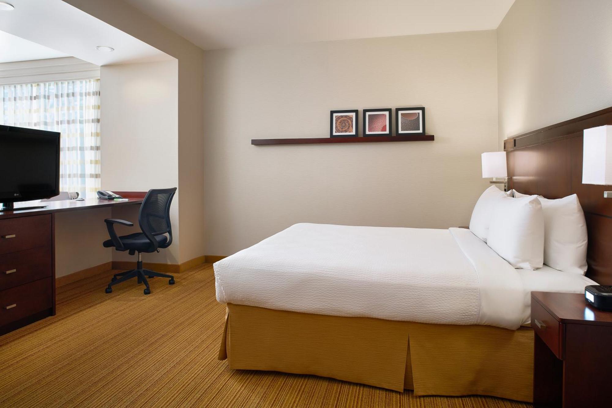 Courtyard By Marriott Mexico Airport 4*