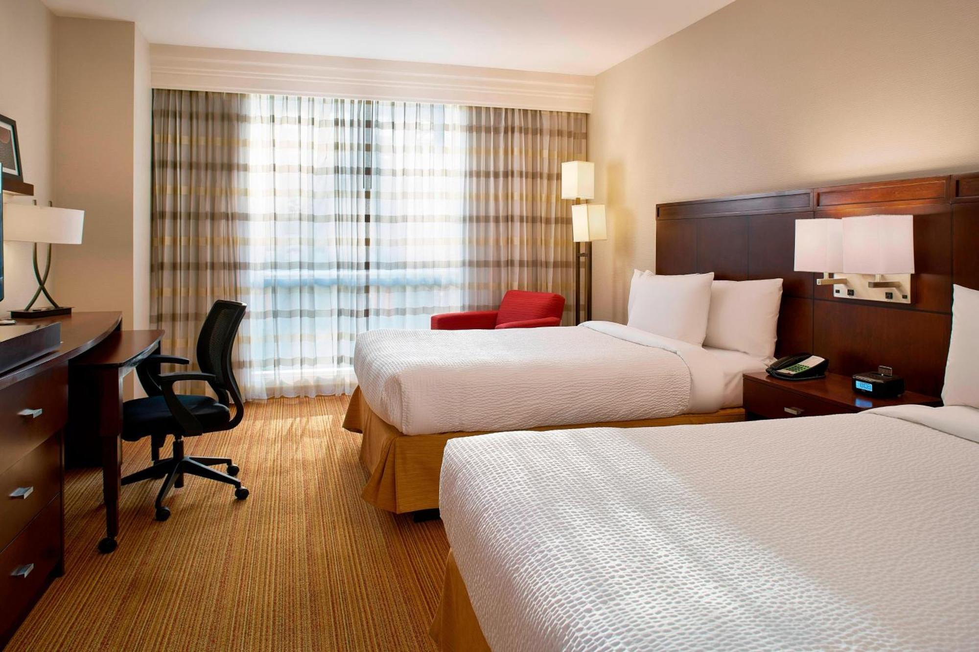 Courtyard By Marriott Mexico Airport 4*