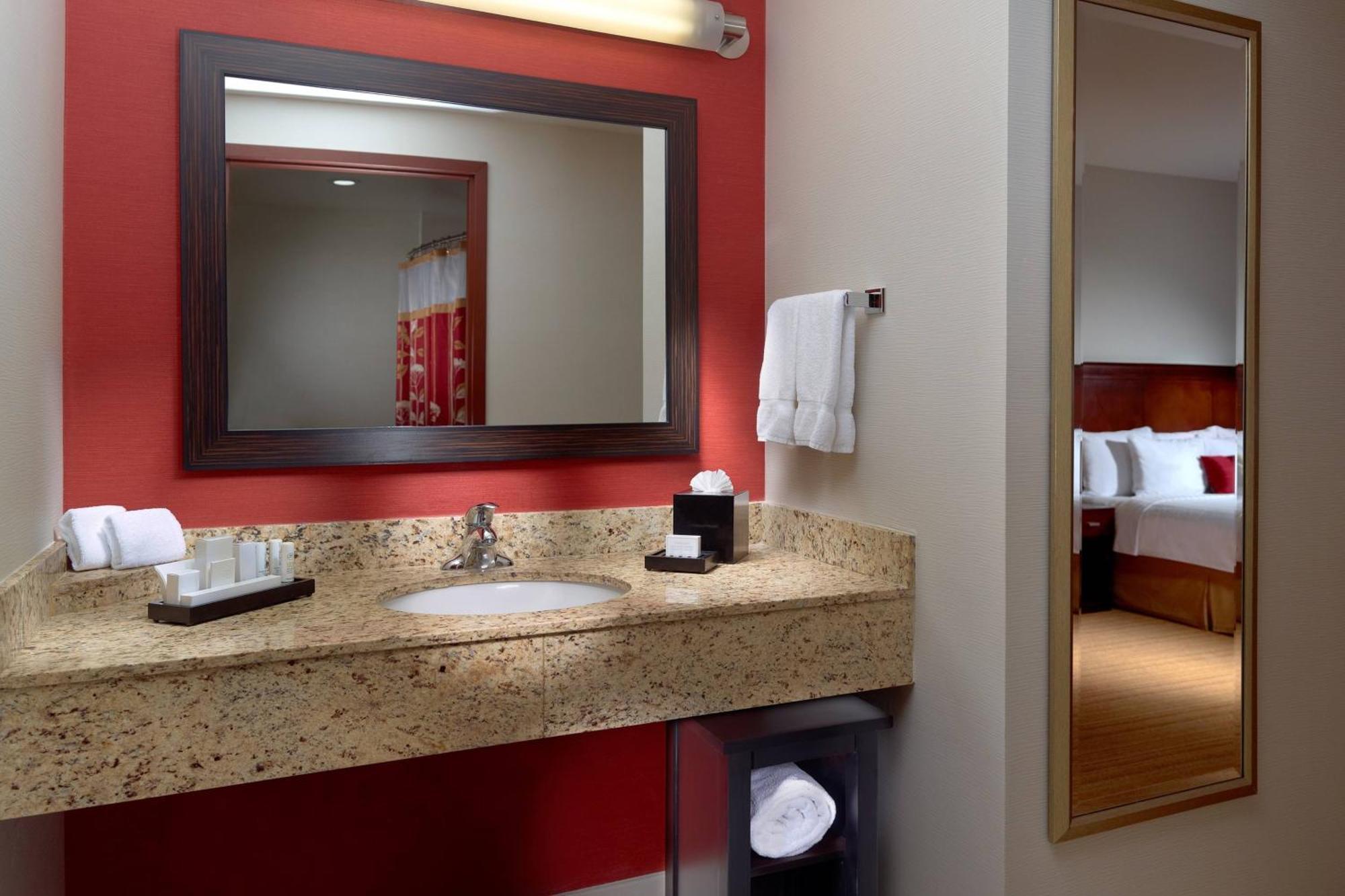 Courtyard By Marriott Mexico Airport 4*