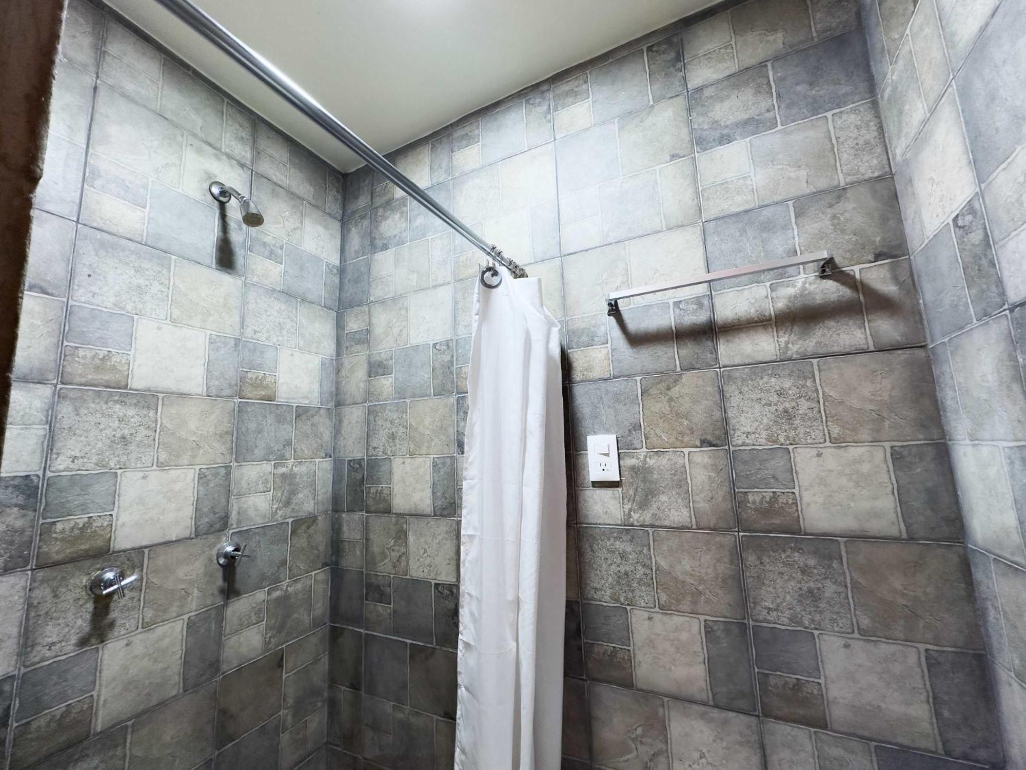 Excellent Location Wide House 5 Bedroom Roma Sur