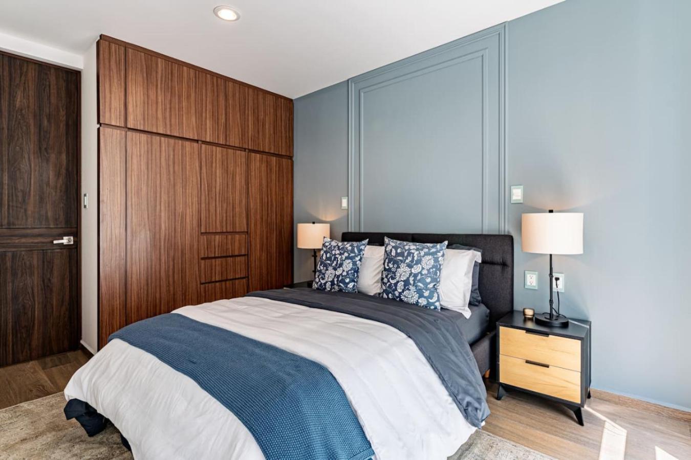 Stylish 2 Oasis With Private Balconies *