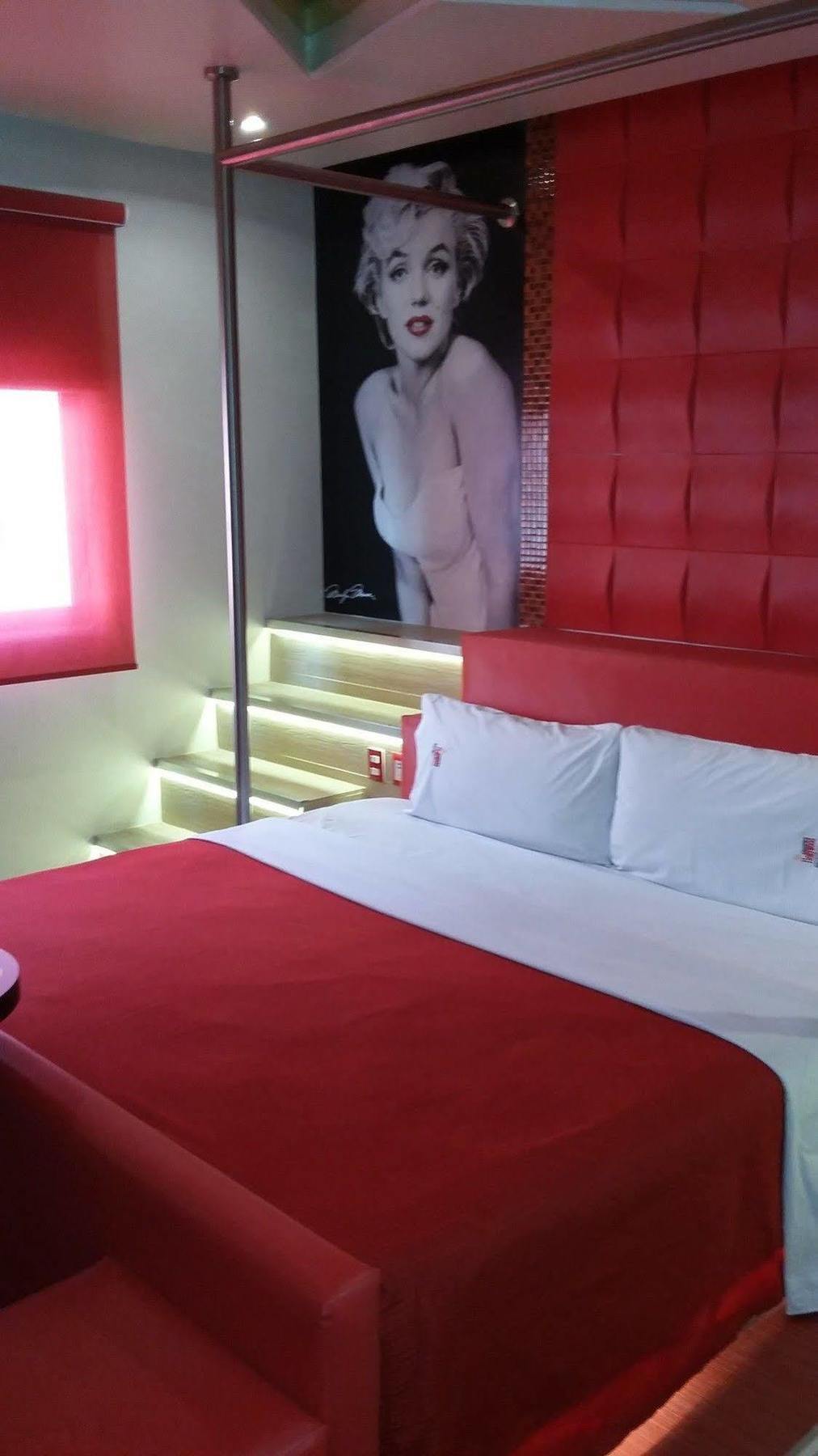 Hollywood Hotel
