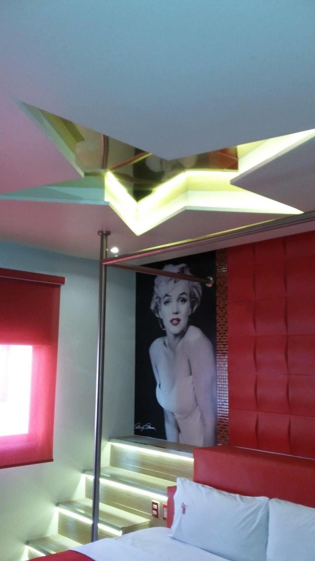 Hollywood Hotel