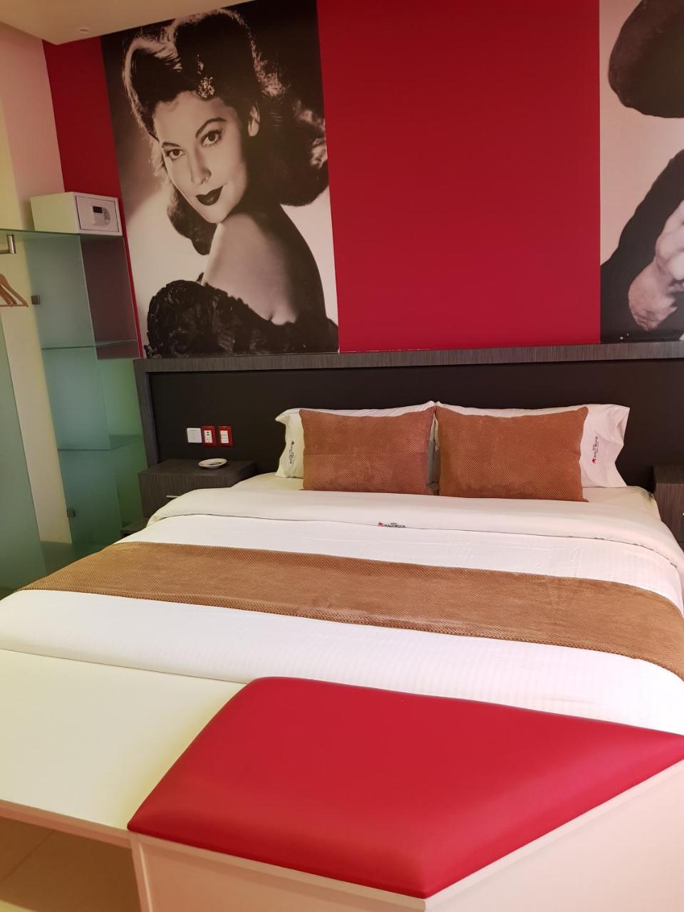 Hollywood Hotel 4*