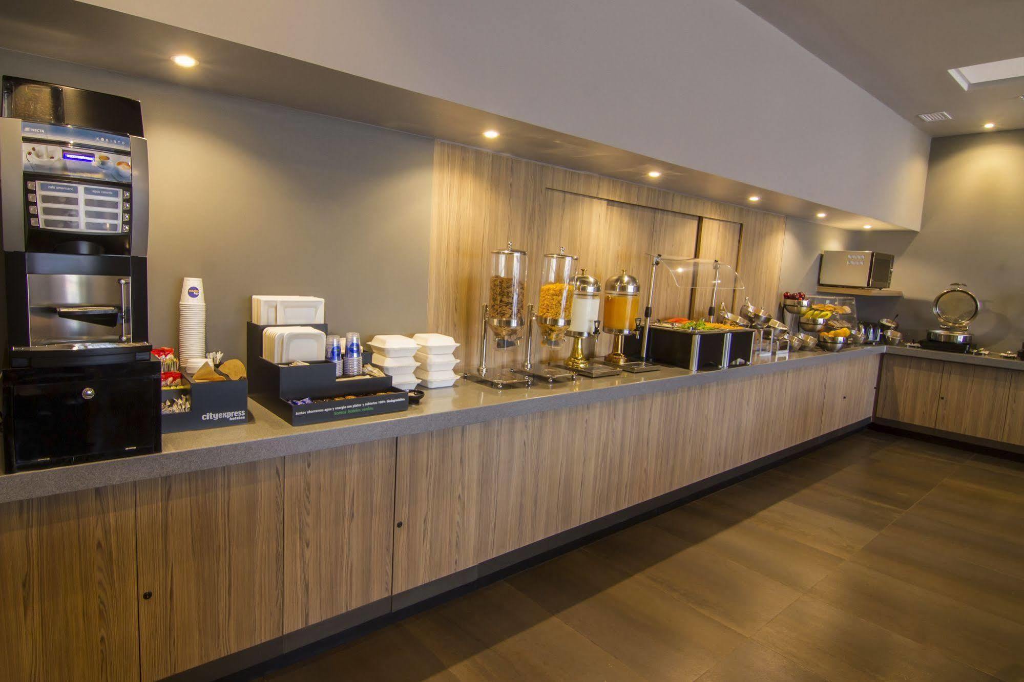 Hotel Express By Marriott Ciudad De Mexico Mundo E 3*