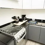 Modern 2 Bedroom Apartment With Gym And Pool
