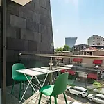 Bright Stylish Retreat With Private Balcony And Wifi