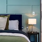 Bright Stylish Retreat With Private Balcony And Wifi