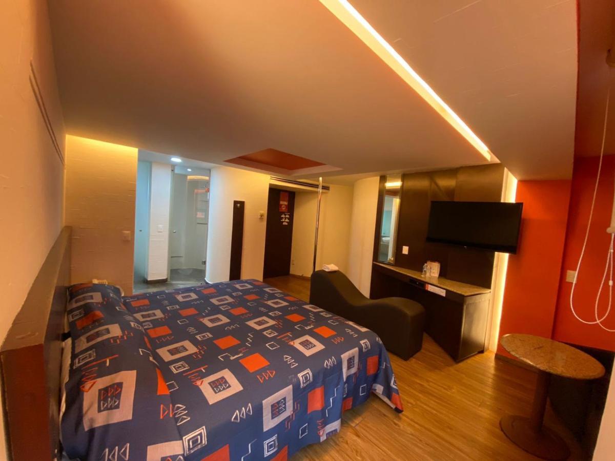 Hotel del amor Auto Rosso *