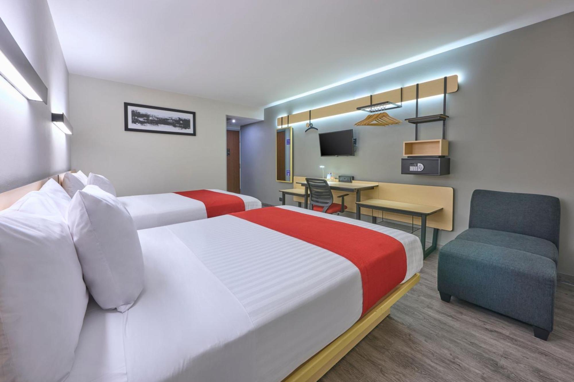 Express Ciudad De Aeropuerto Hotel 4*