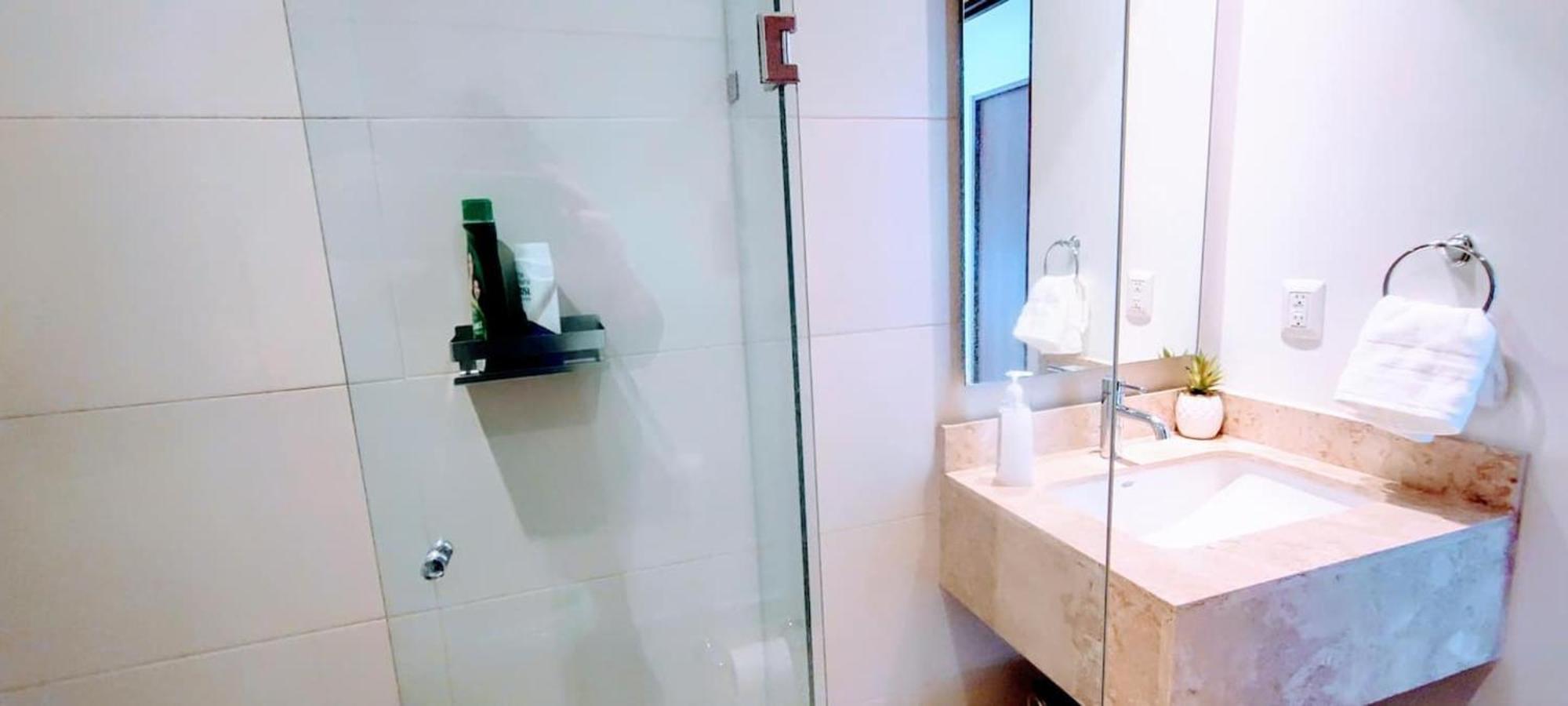 Stylish High-rise Ks Bed, Pool! Apartamento *