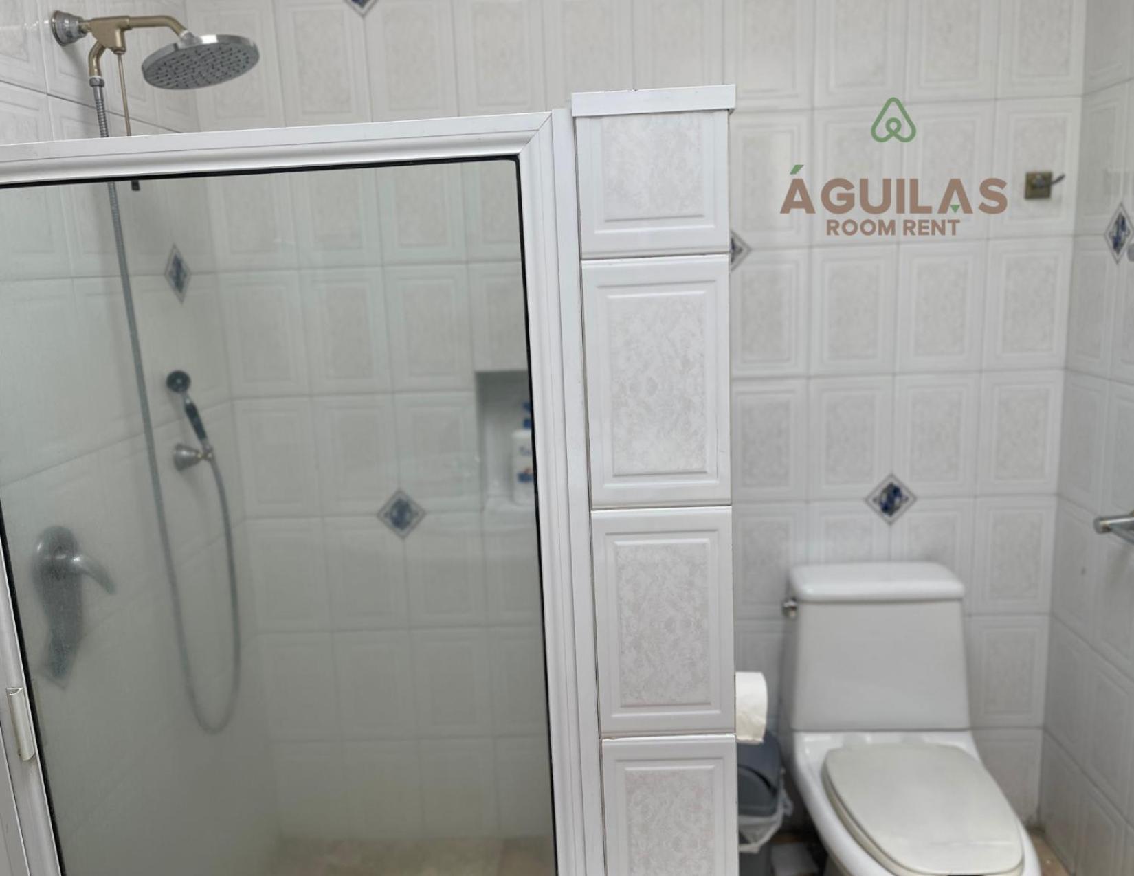 Con Bano Compartido Homestay *