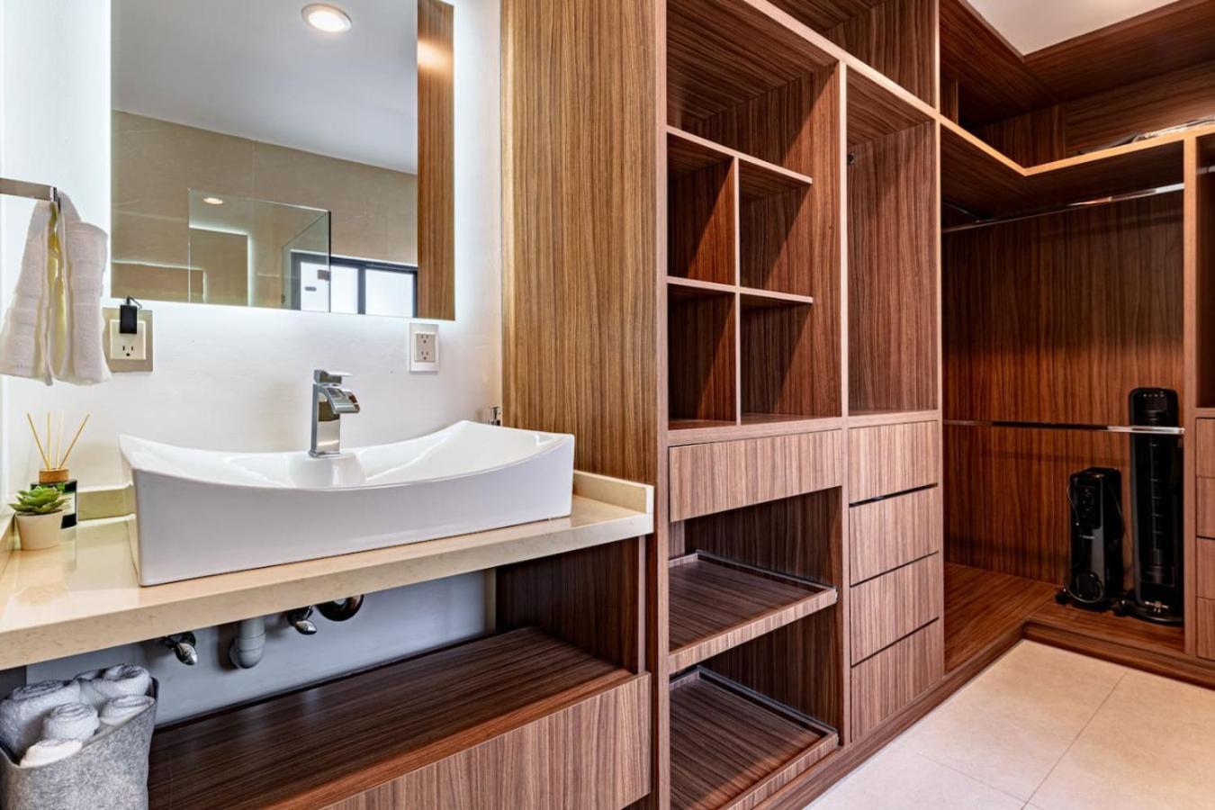 Bright Stylish Retreat With Private Balcony And Wifi Apartamento *