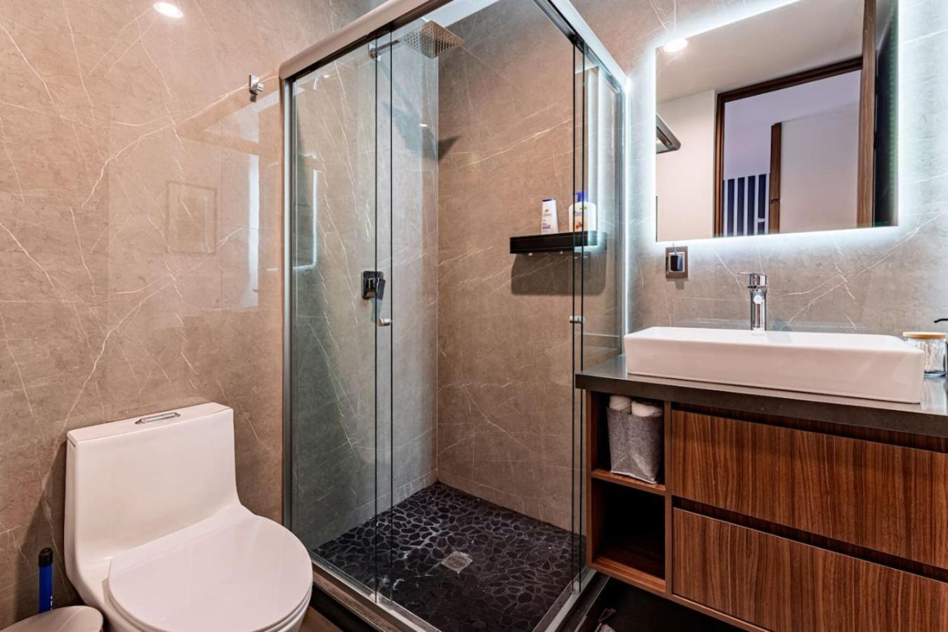Stylish Urban Retreat With Balcony And Coworking Space *