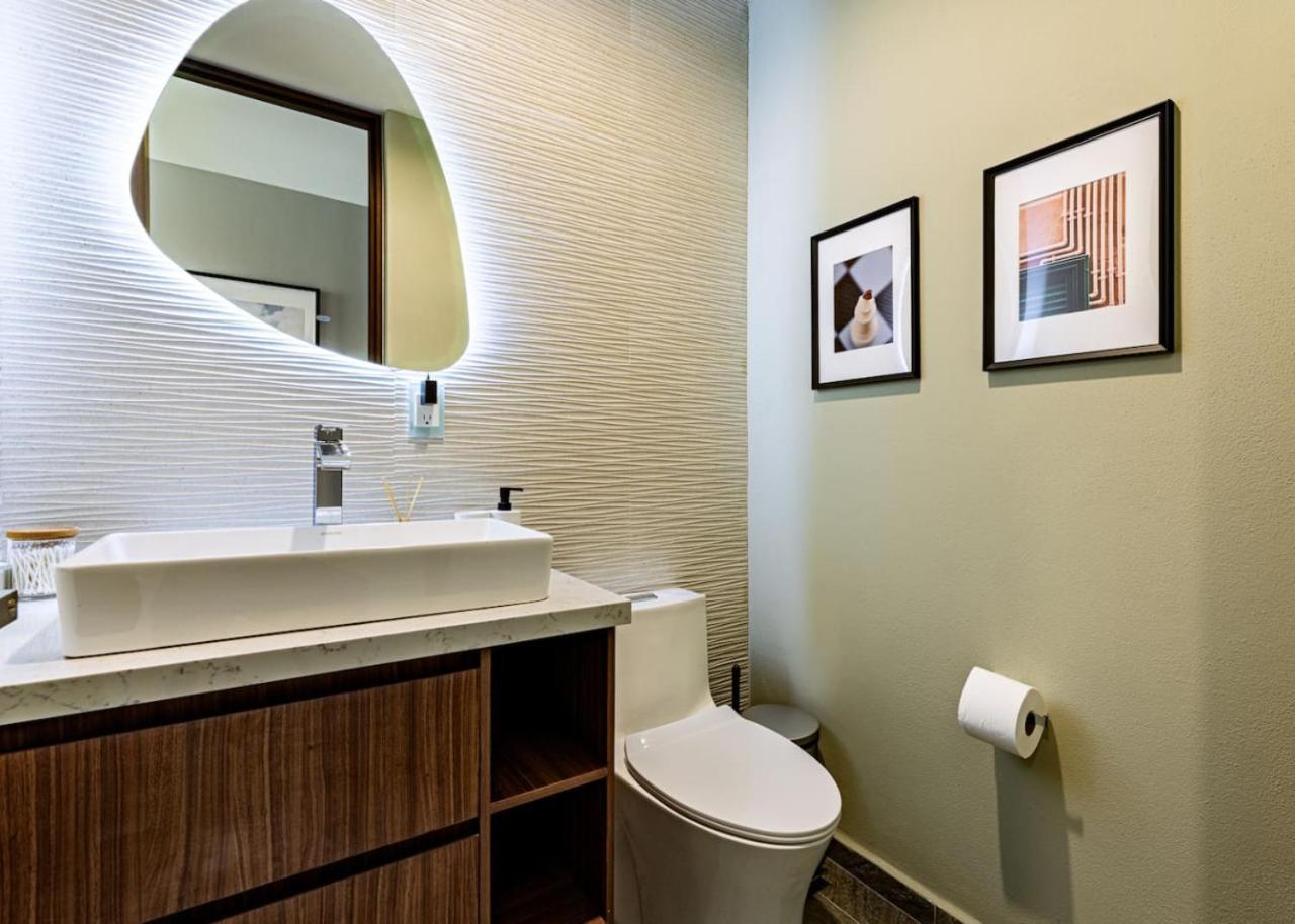 Stylish Urban Retreat With Balcony And Coworking Space