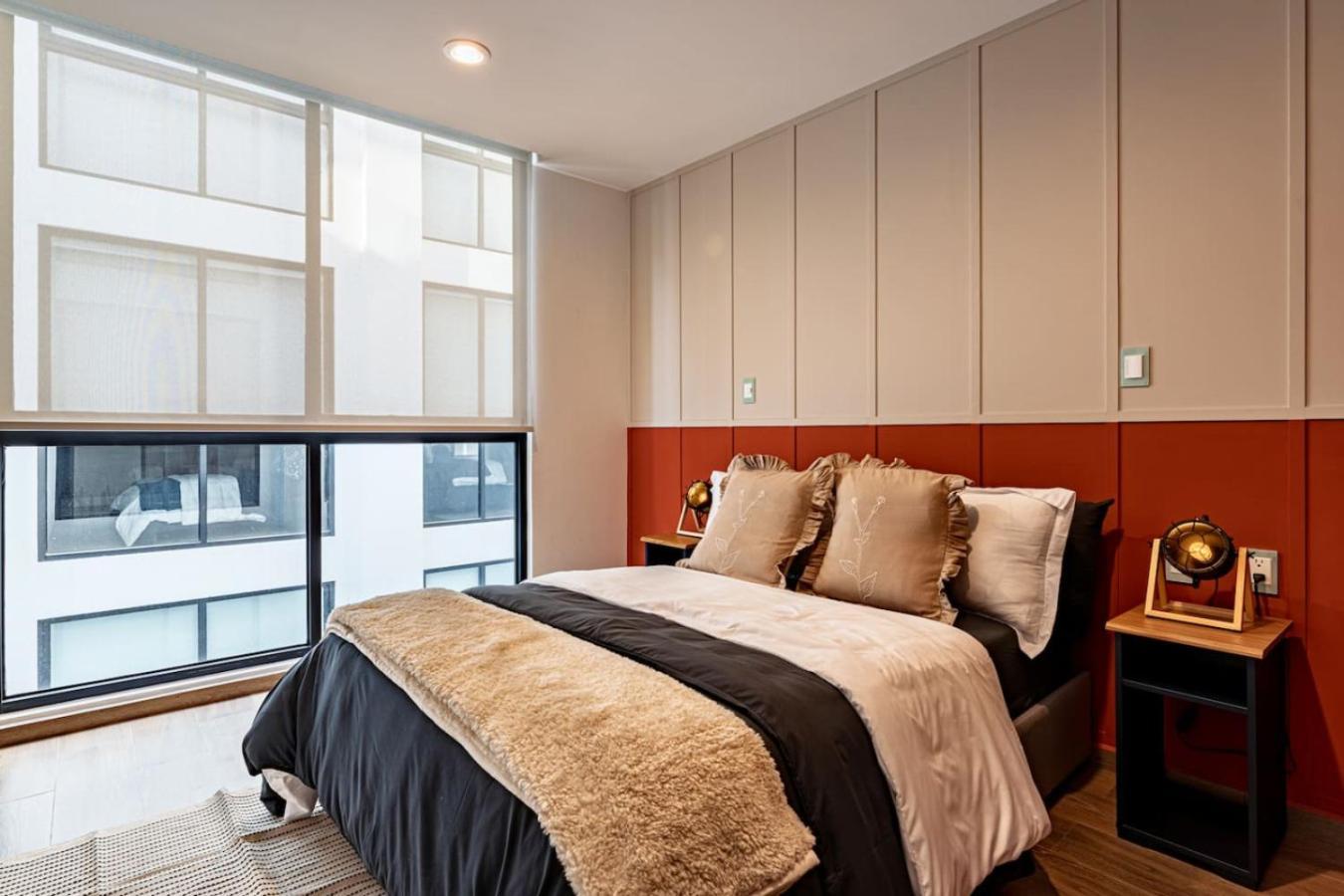 Apartamento Stylish Urban Retreat With Balcony And Coworking Space