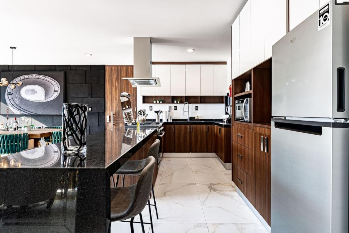 Stylish Urban Retreat With Balcony And Coworking Space Apartamento