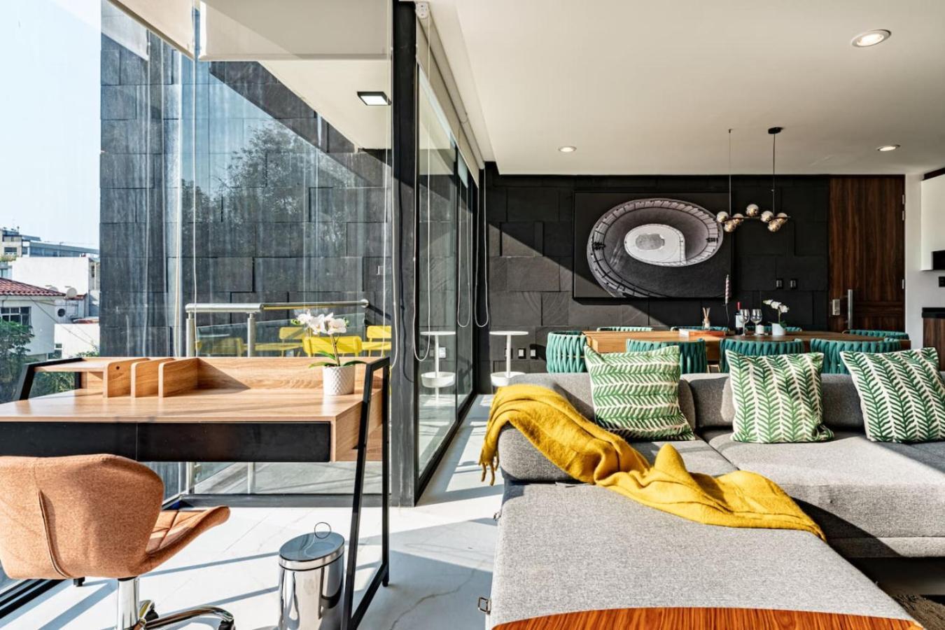 Stylish Urban Retreat With Balcony And Coworking Space