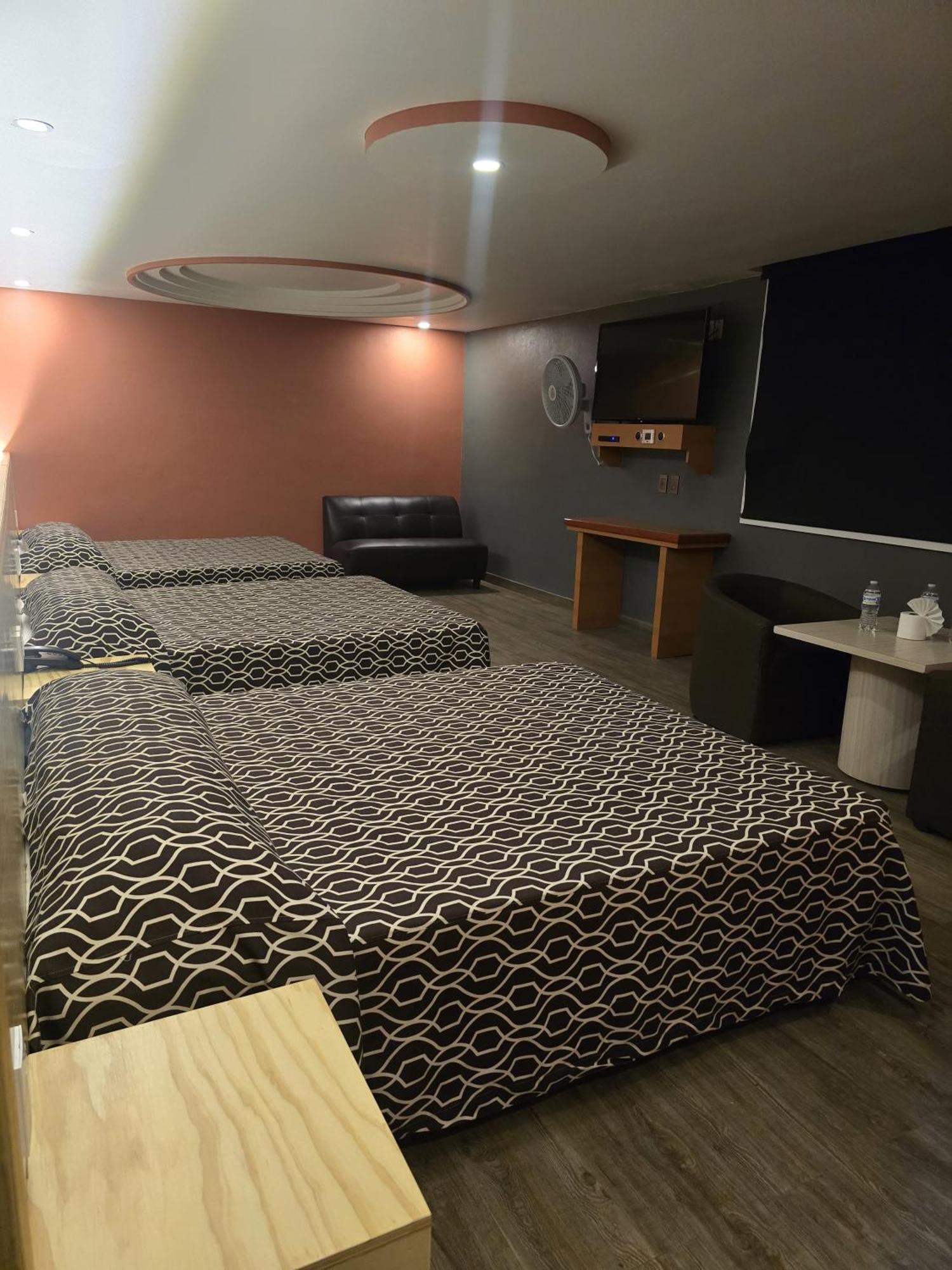 Hotel Y Gran Via, Tultitlan 3*