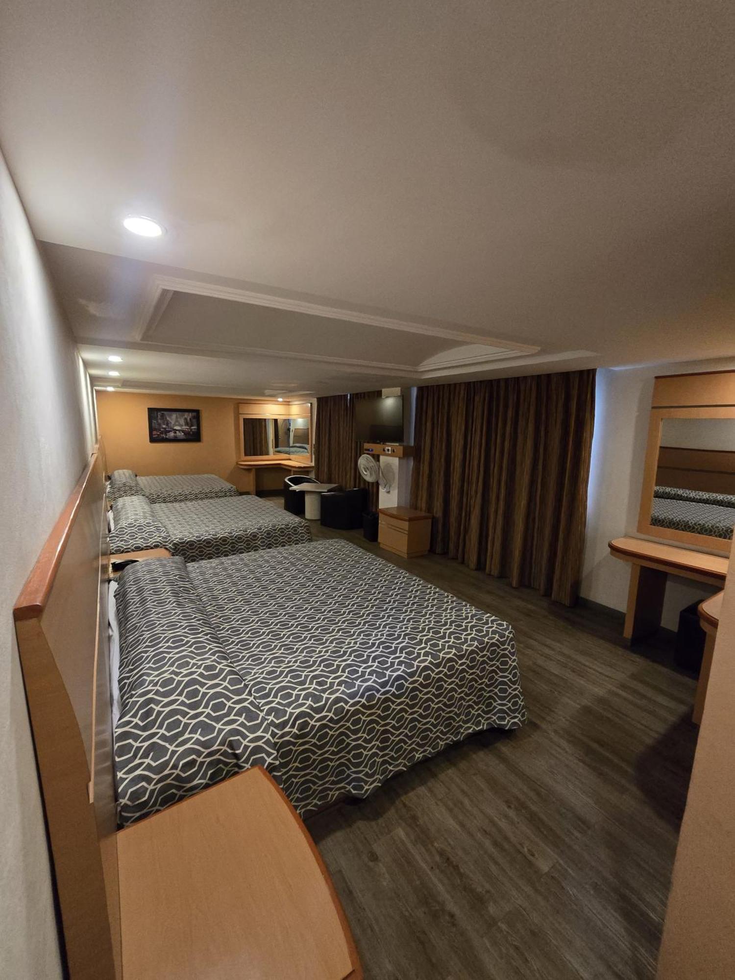 Hotel Y Gran Via, Tultitlan 3*