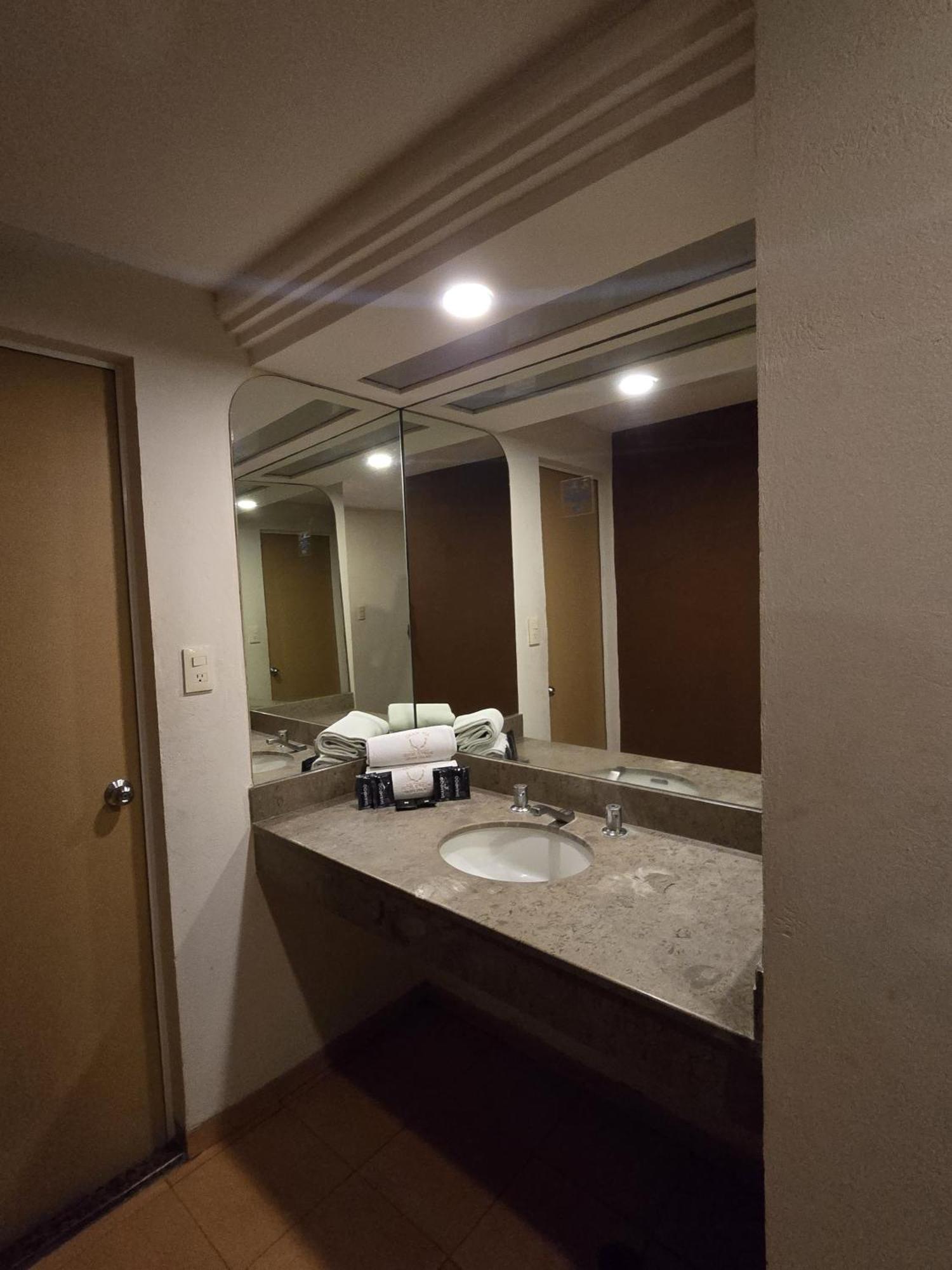Hotel Y Gran Via, Tultitlan 3*