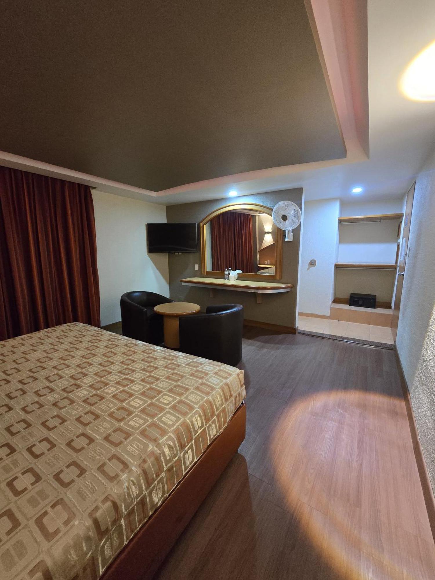 Hotel Y Gran Via, Tultitlan 3*